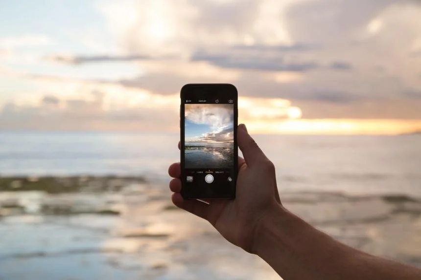 telefono smartphone mentre scatta una foto del tramonto