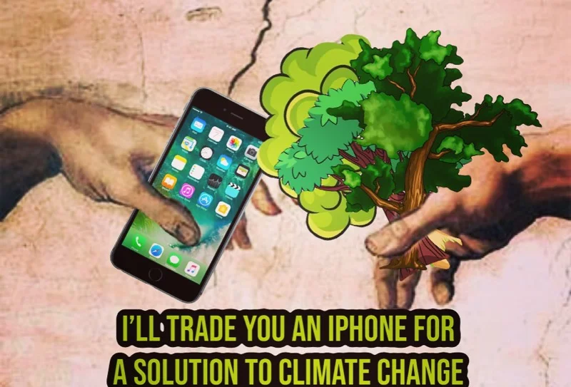 上帝和亚当·米开朗基罗绘画手的明信片,一只手拿着iphone,另一只手拿着一簇大树,文字说我将用iphone换取您解决气候变化的方法