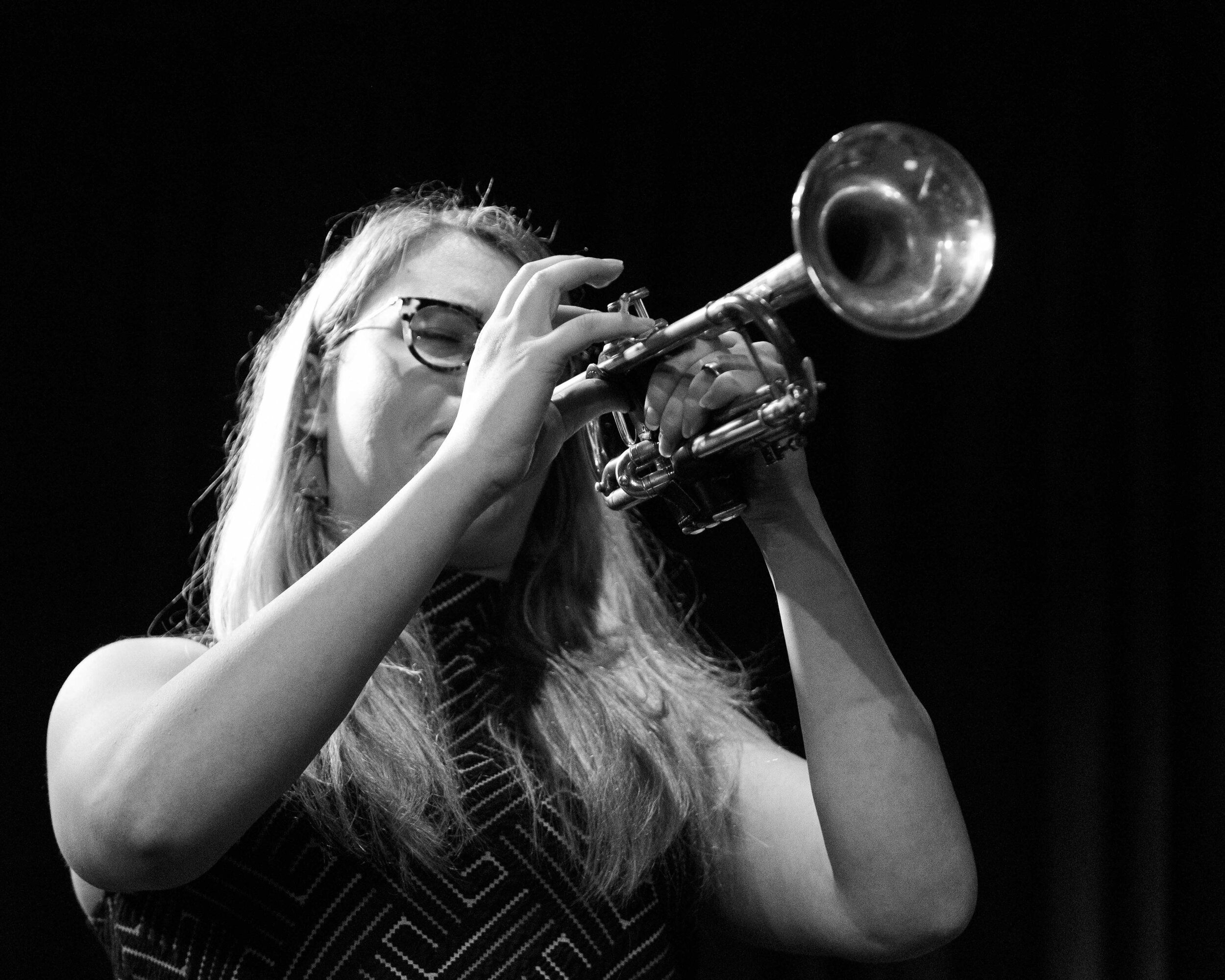 Chloe罗兰斯在Nash Jazz Club的Westerlies上喇叭 - 约瑟夫伯格活爵士摄影。