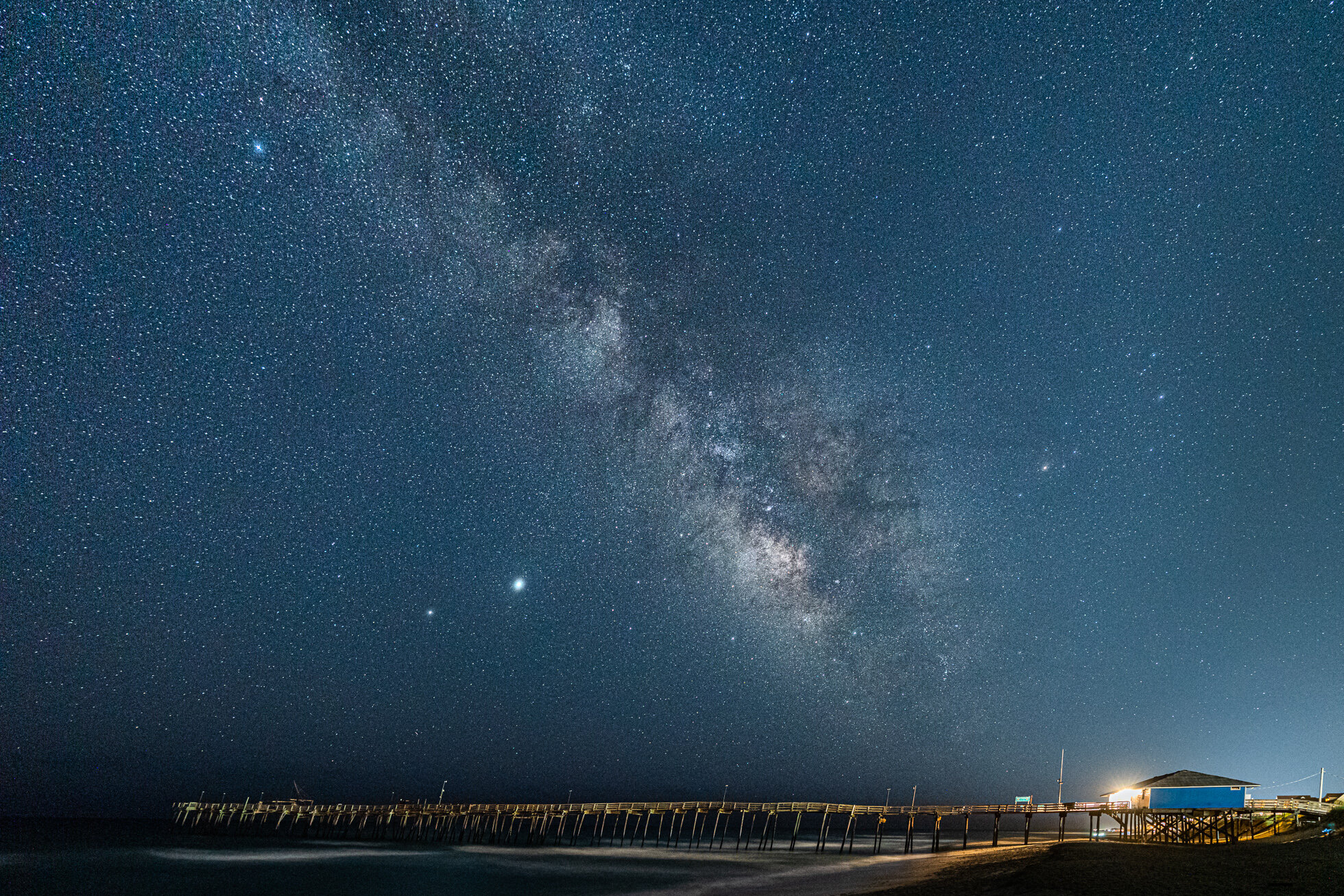 北卡罗来纳州外滩的雅芳钓鱼码头上空的银河| 2020年7月Sony a7riii + 16-35 f2.8通用