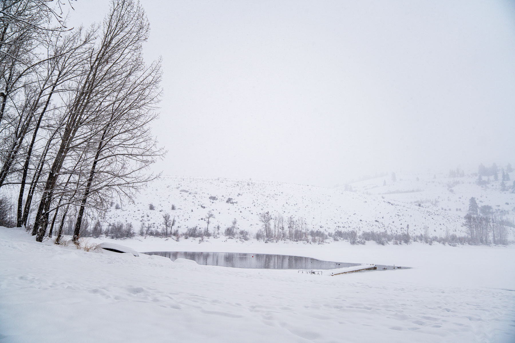 冷冻和积雪覆盖的帕特森湖,Winthrop,WA