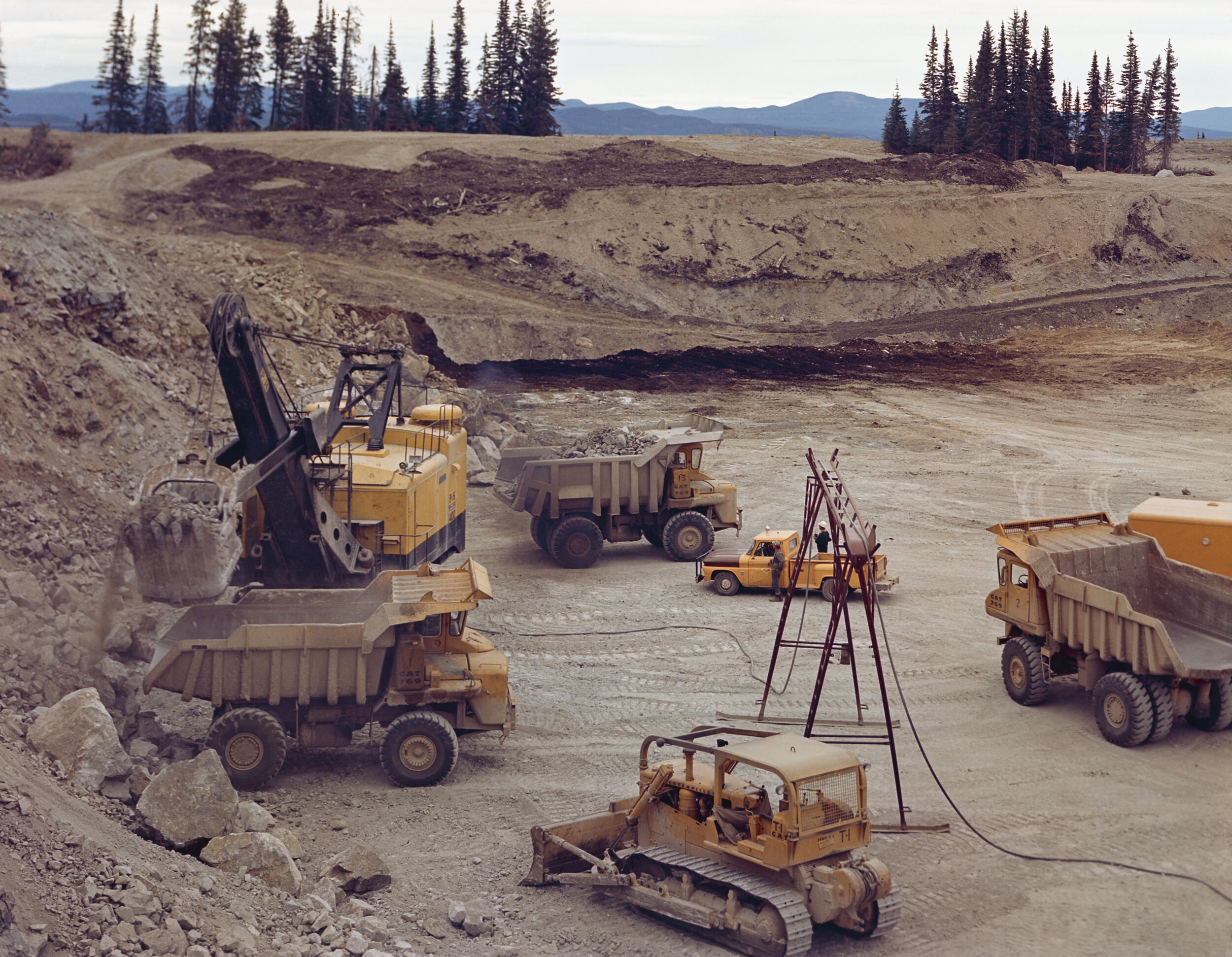 GH_080_0120:1940-2013“不列颠哥伦比亚省:endako Mines Limited,endako” - "不列颠哥伦比亚省Endako Mines Limited,内达纳。" - 在住房描述的标签上盖章:在浅坑中,挖掘机镂空地球和在自卸车中的地方。这些机器被其他卡车和设备包围。