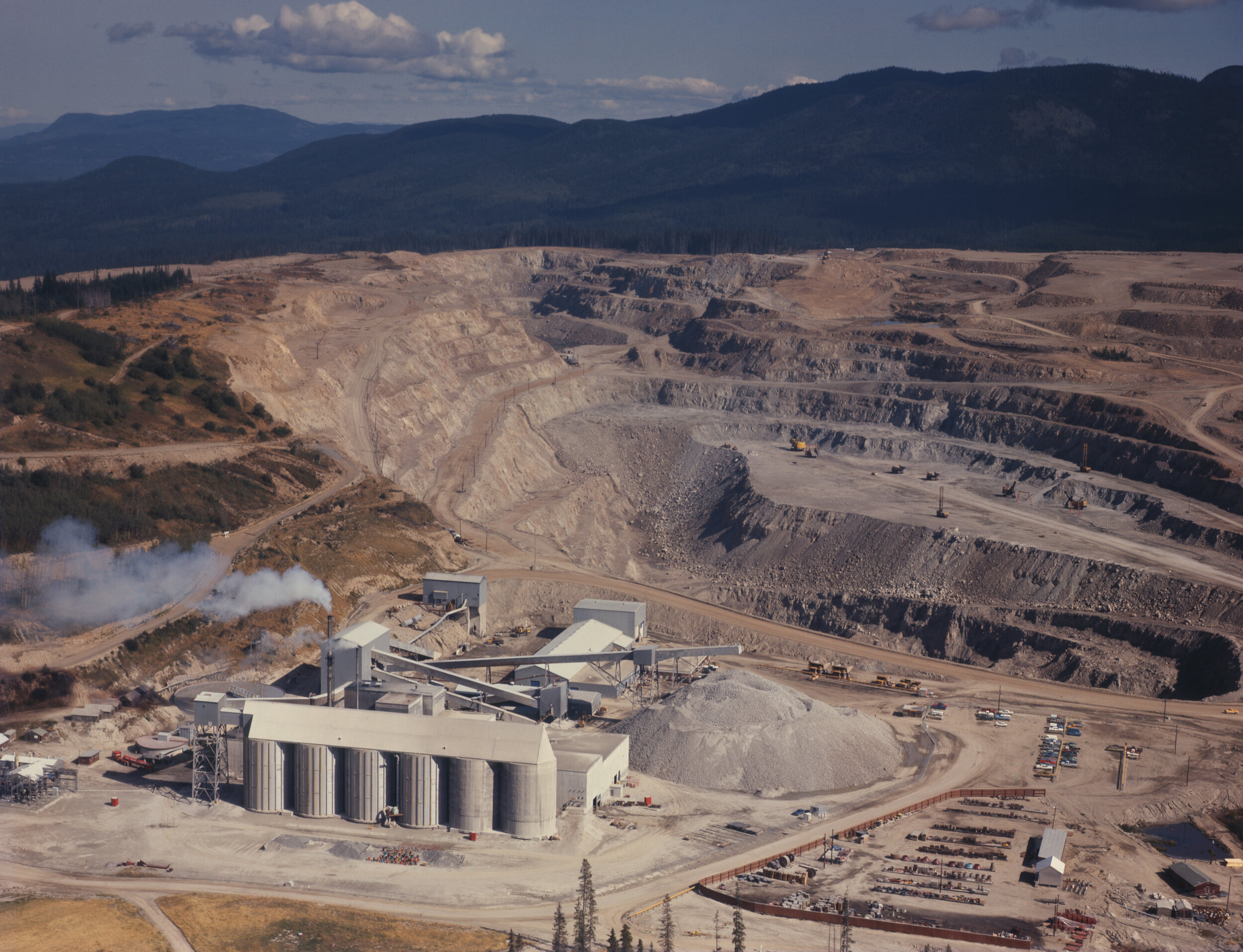 GH_098_0302:1965-2013“不列颠哥伦比亚省:Fraser Lake-Mine和Endako Mines Ltd. (钼)。” - "不列颠哥伦比亚省:Fraser Lake - 内联矿业有限公司矿山和轧机(钼)。" - 打印在原始案例标签上描述:内纳矿机构的彩色空中图像。建筑物和停车位在前景和露天矿,以及山脉,都在后台。