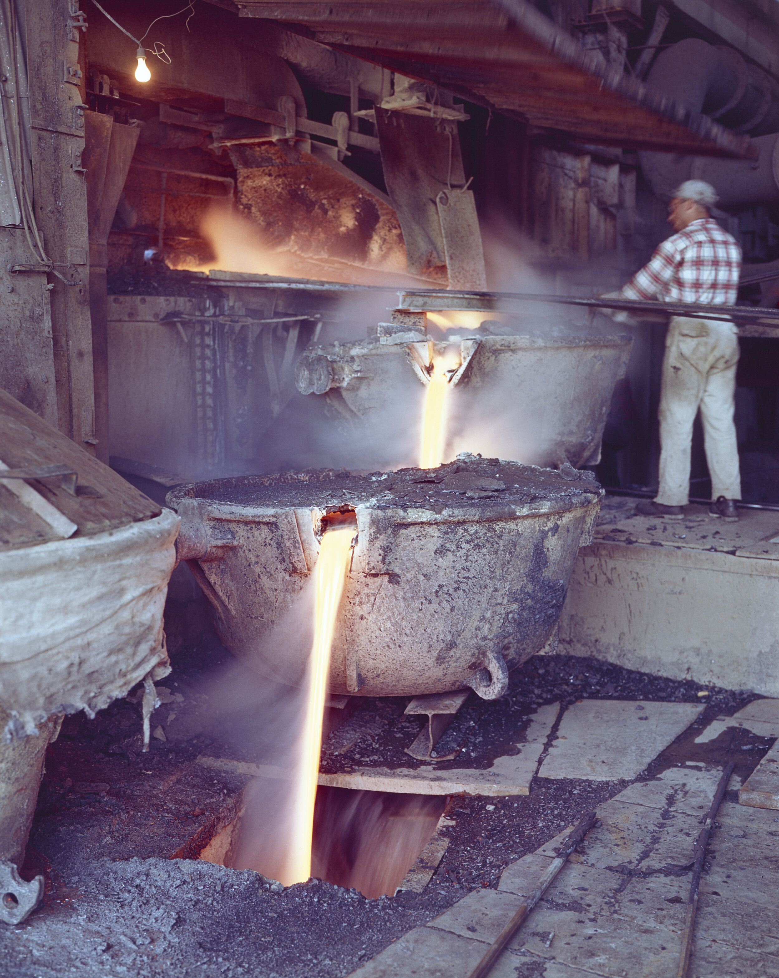 GH_080_0112:1940-2013“不列颠哥伦比亚省:Cominco Foundry,Trail” - "不列颠哥伦比亚省Cominco Smink,Trail" - 在住房描述的标签上盖章:彩色图像的彩色图像,在棚熔融金属的一系列垃圾箱旁边。