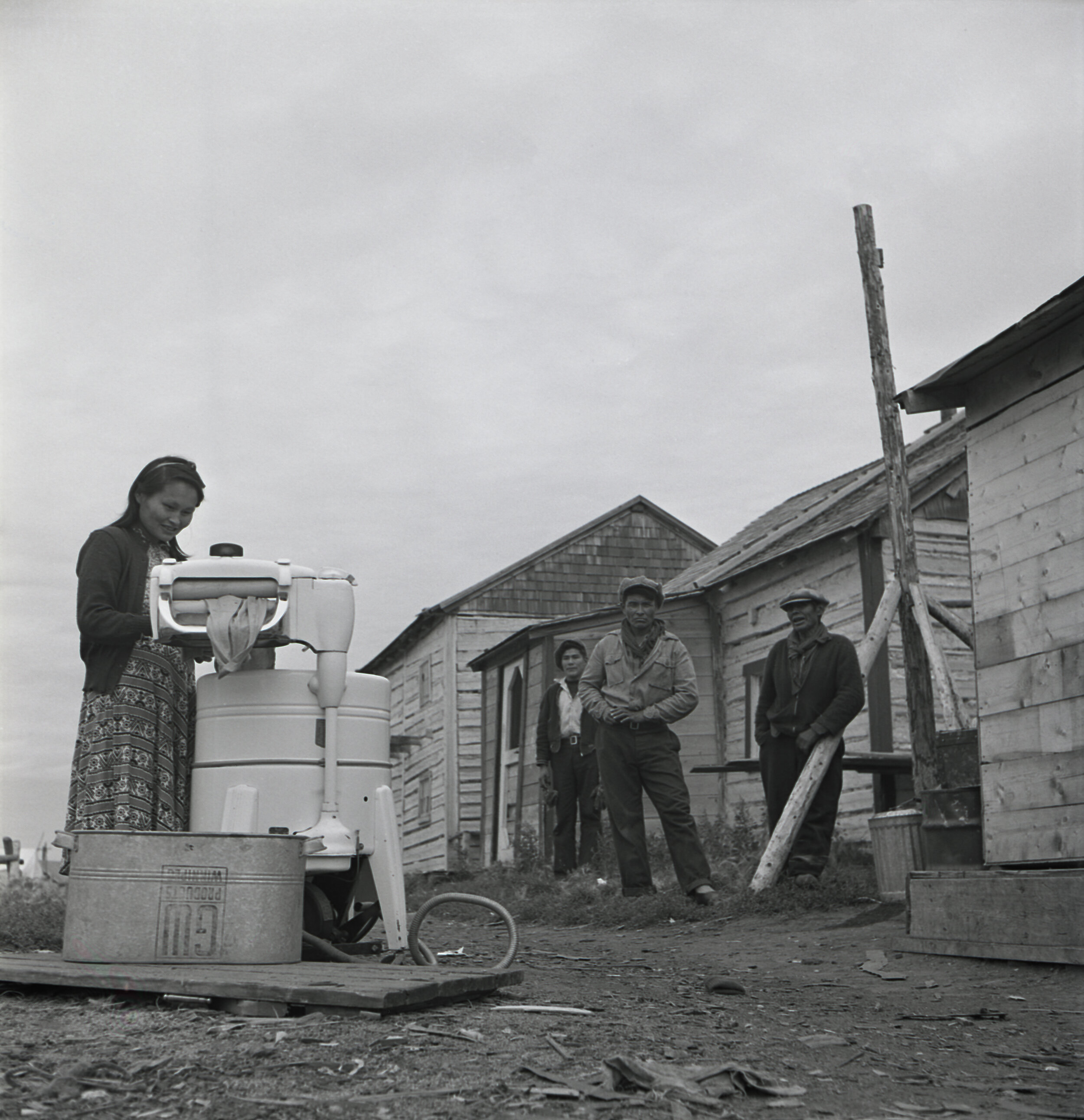 "Cassian Edji夫人与她的燃气洗衣机",乔治亨特,1952年