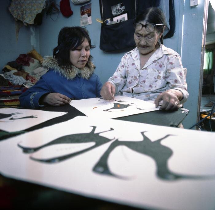 图像详细信息:“艺术家:ikayukta,来自印刷品商店的女孩:iliaramee”由George Hunter,1978,Nunavut