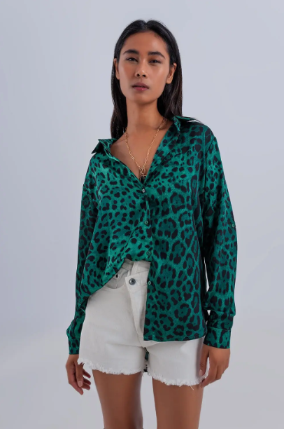 Long sleeve soft shirt in green animal print — Formela Beauty