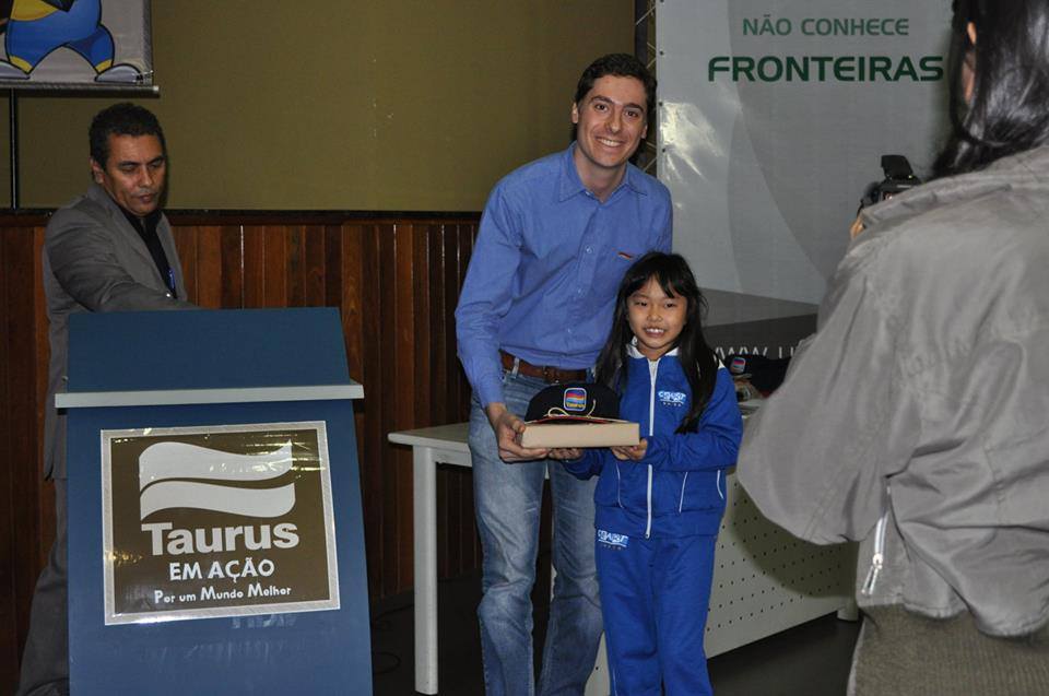 Alunas vencedoras do 3º concurso Taurus em Ação - 2014