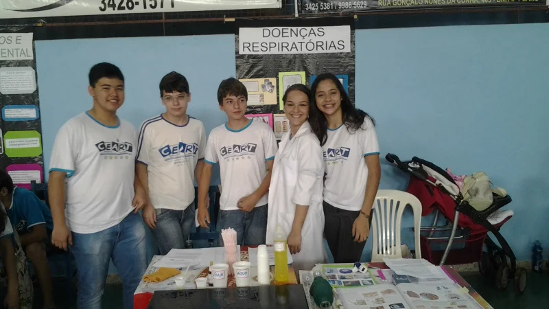 Os alunos Colégio Ceart explicando os conteúdos de ciências.