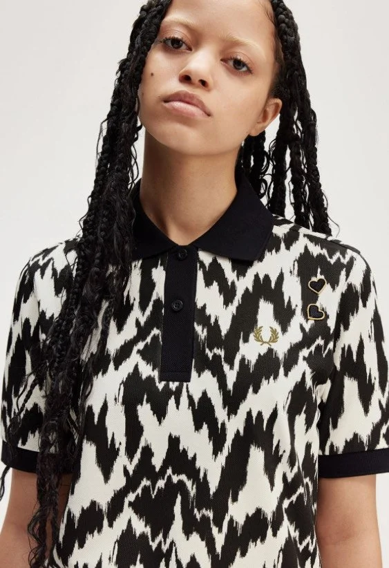 Tシャツ・カットソー [FRED PERRY] X Amy Winehouse PRINT TRIM POLO Printed Trim Polo Shirt - Black | Amy Winehouse Foundation