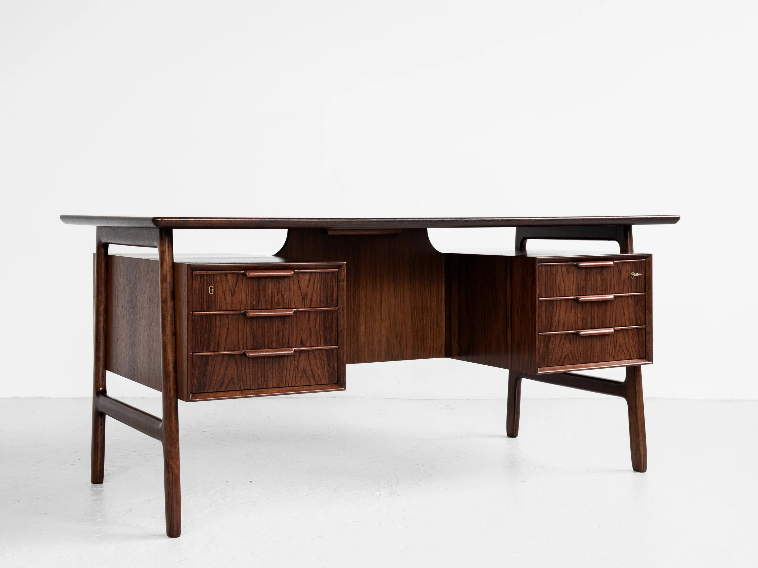 Midcentury Danish desk in rosewood model 75 by Omann Jun M belfabrik