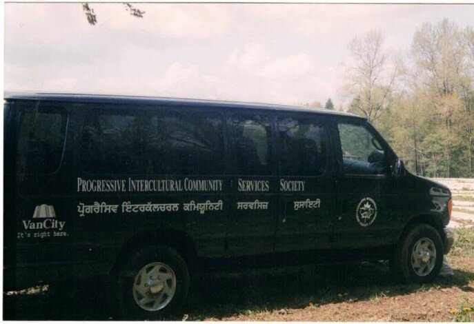 Pics乘客范在兰迪和Stefan的Edenvale Farm运营(2001年)停放