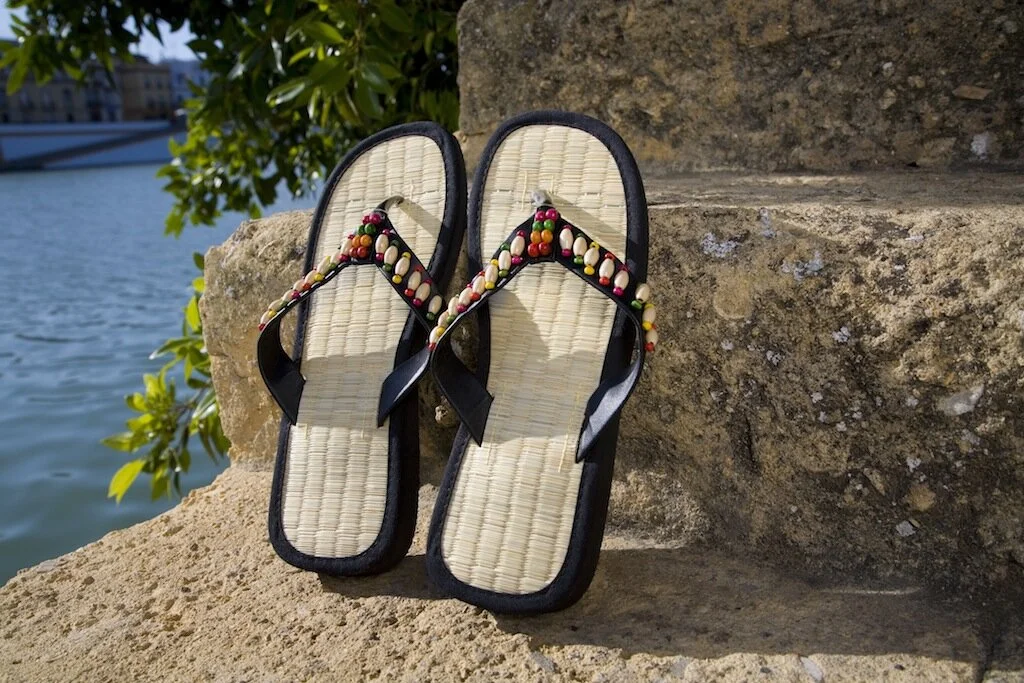 Chanclas de Canela - Decoradas con Cuentas de Madera - Negro — ALACANELA