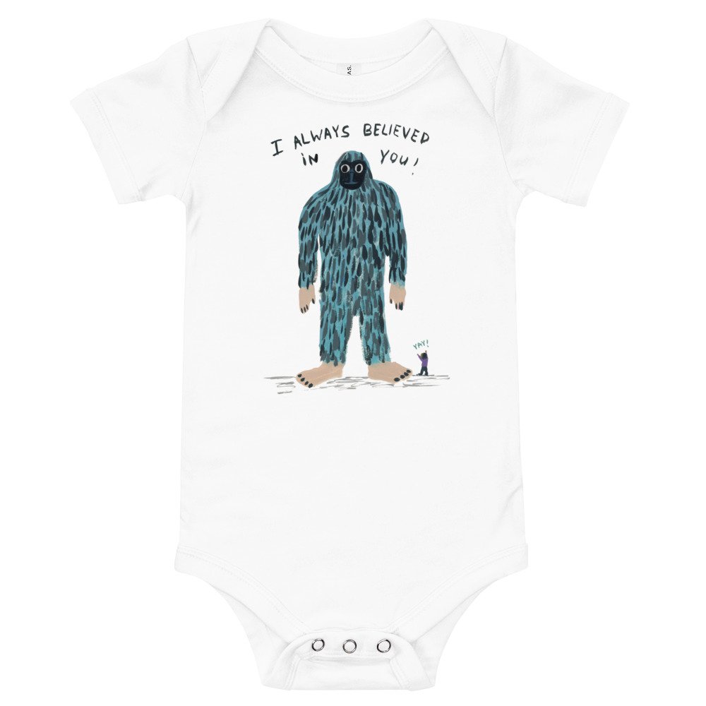 http://images.squarespace-cdn.com/content/v1/5e0fc9f52472076d7b20a295/1666029974416-5B464J5P41LY12TMNEIZ/baby-short-sleeve-one-piece-white-front-634d999058bbb.jpg