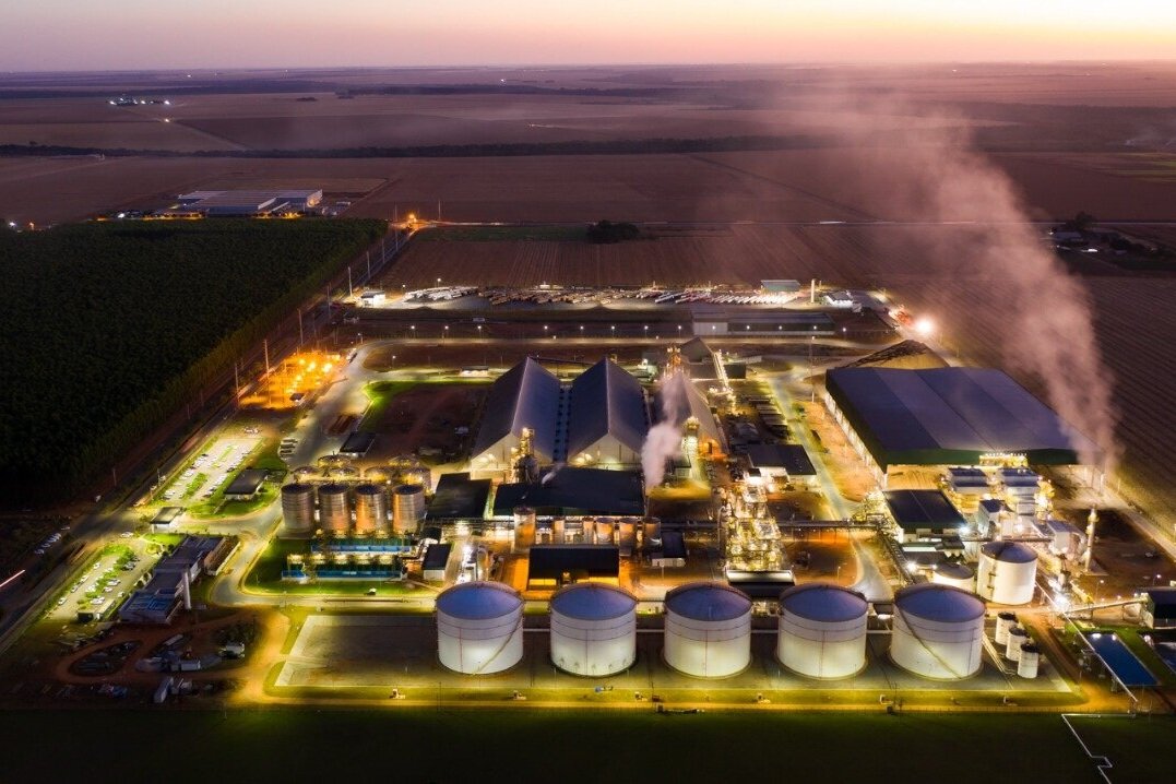 FS Bioenergia -峰会领导了巴西玉米乙醇平台的开发，当地称为FS Bioenergia.  这些工厂利用可再生生物质能作为一种能源，从而生产出全球范围内碳密度最低的乙醇.  除了生产可持续的产品, 这些工厂为该地区提供了数百个永久性工作岗位，而持续增长的建筑业提供了数千个工作岗位.  