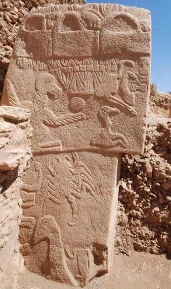 蝎子和其他象征性的数字雕刻在Gobekli Tepe上的叫做“秃鹰”