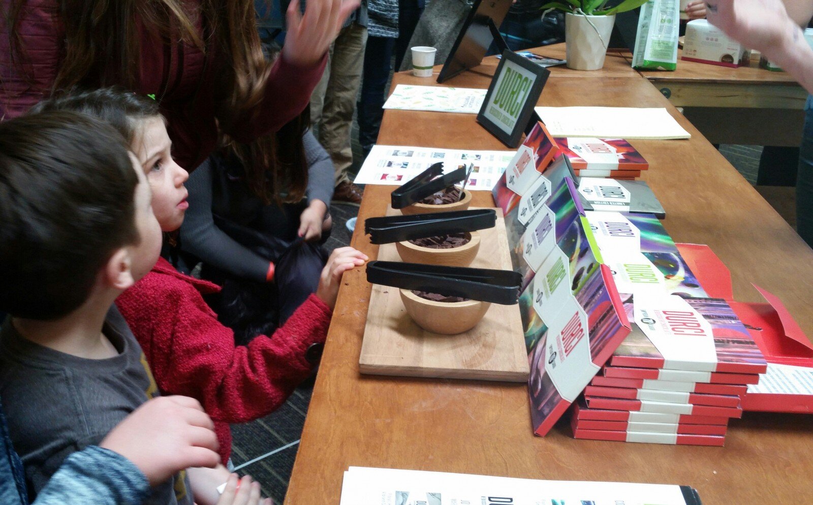 Adults and children were excited to try all the great chocolate showcased at 西雅图的西北巧克力节。