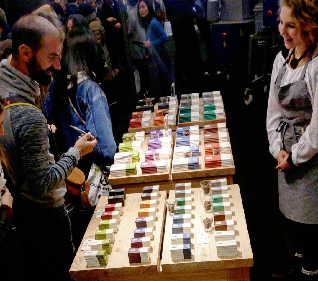 丹麦巧克力制造商Friis-Holm在巴黎的Salon du Chocolat展示了他的常规尺寸和迷你吧。