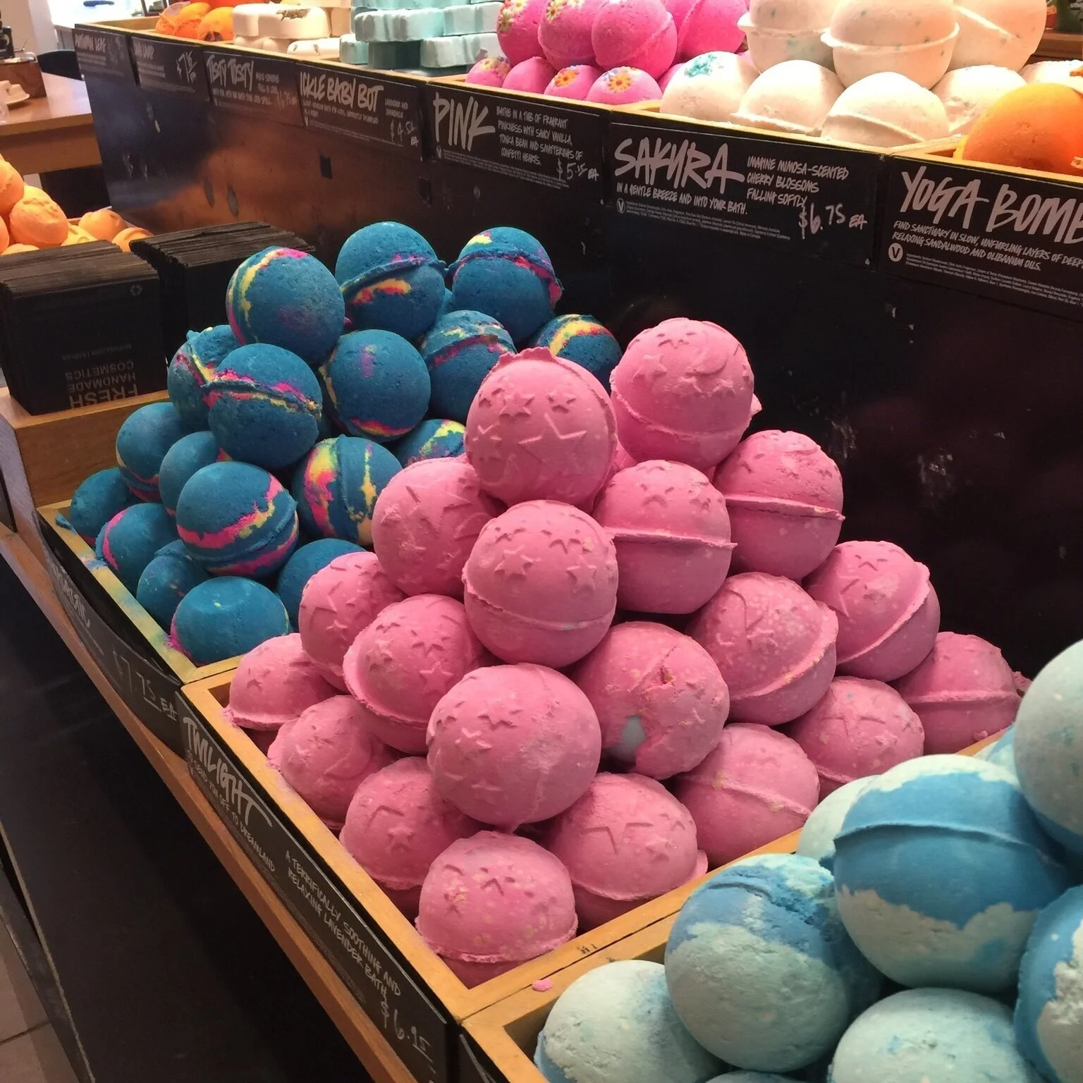 Цветная бомбочка с кофейными зернами купить со скидкой в секс шопе  Косметика  Для ванны и душа