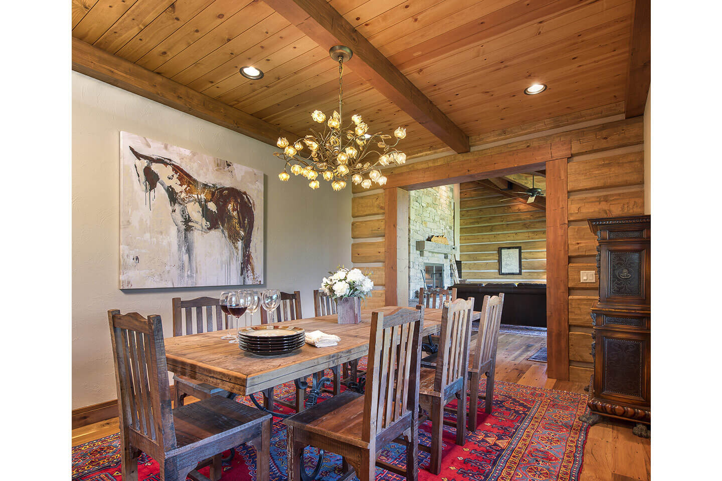 餐厅有原木墙壁和质朴的家具