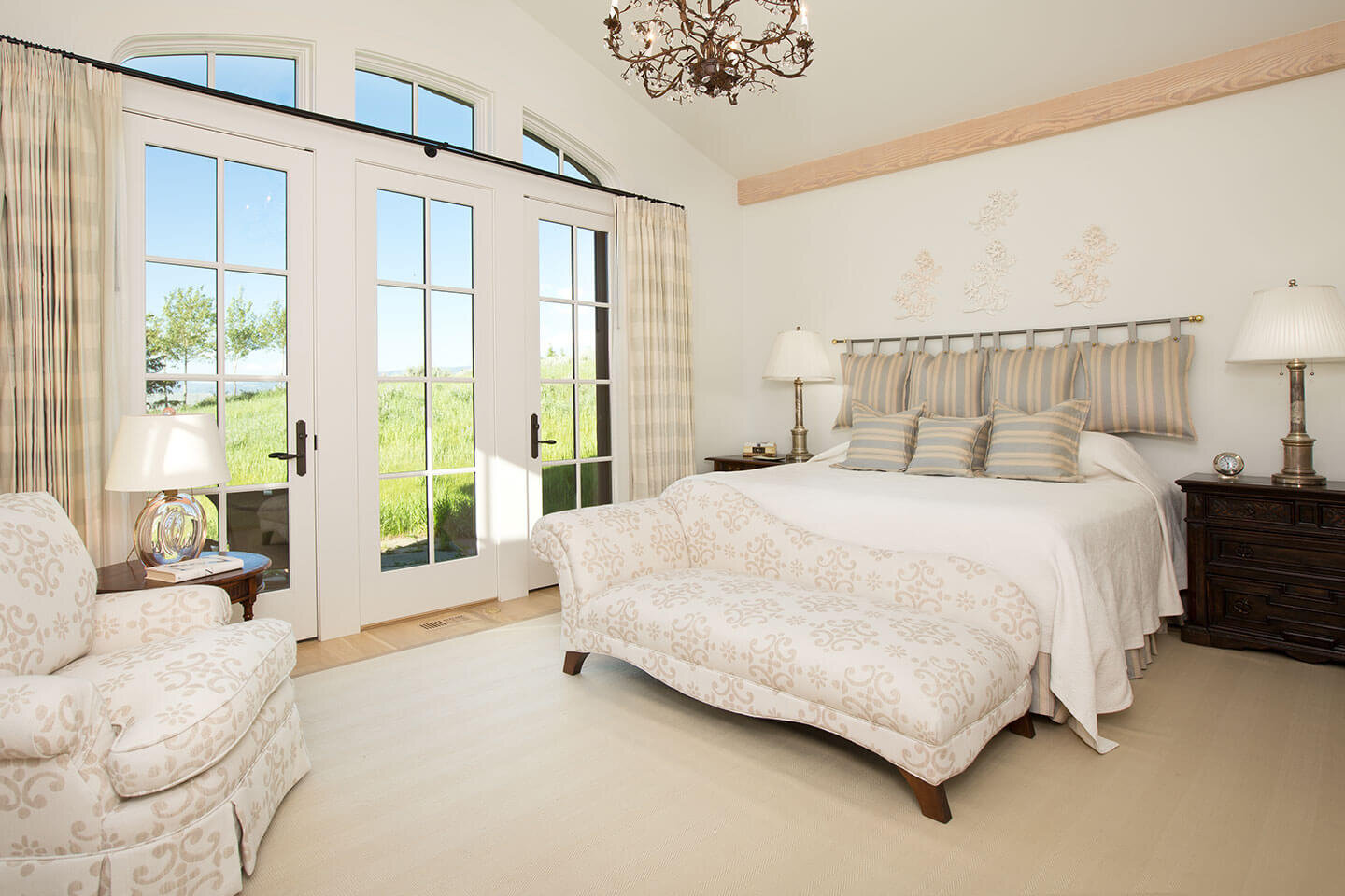 文艺复兴风格的卧室与象牙白色调色板和落地窗