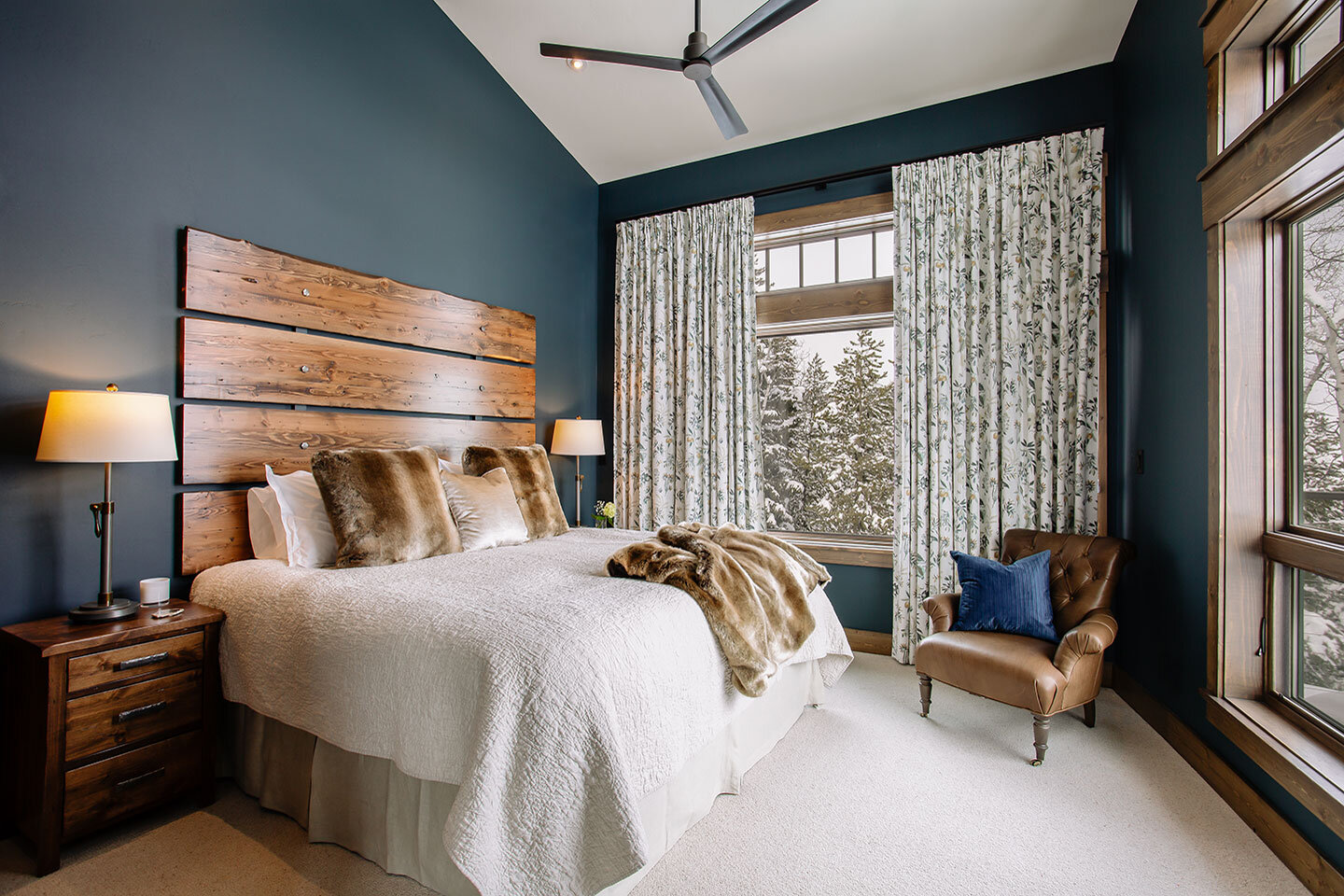 主卧室与蓝绿色的墙壁和大床头板