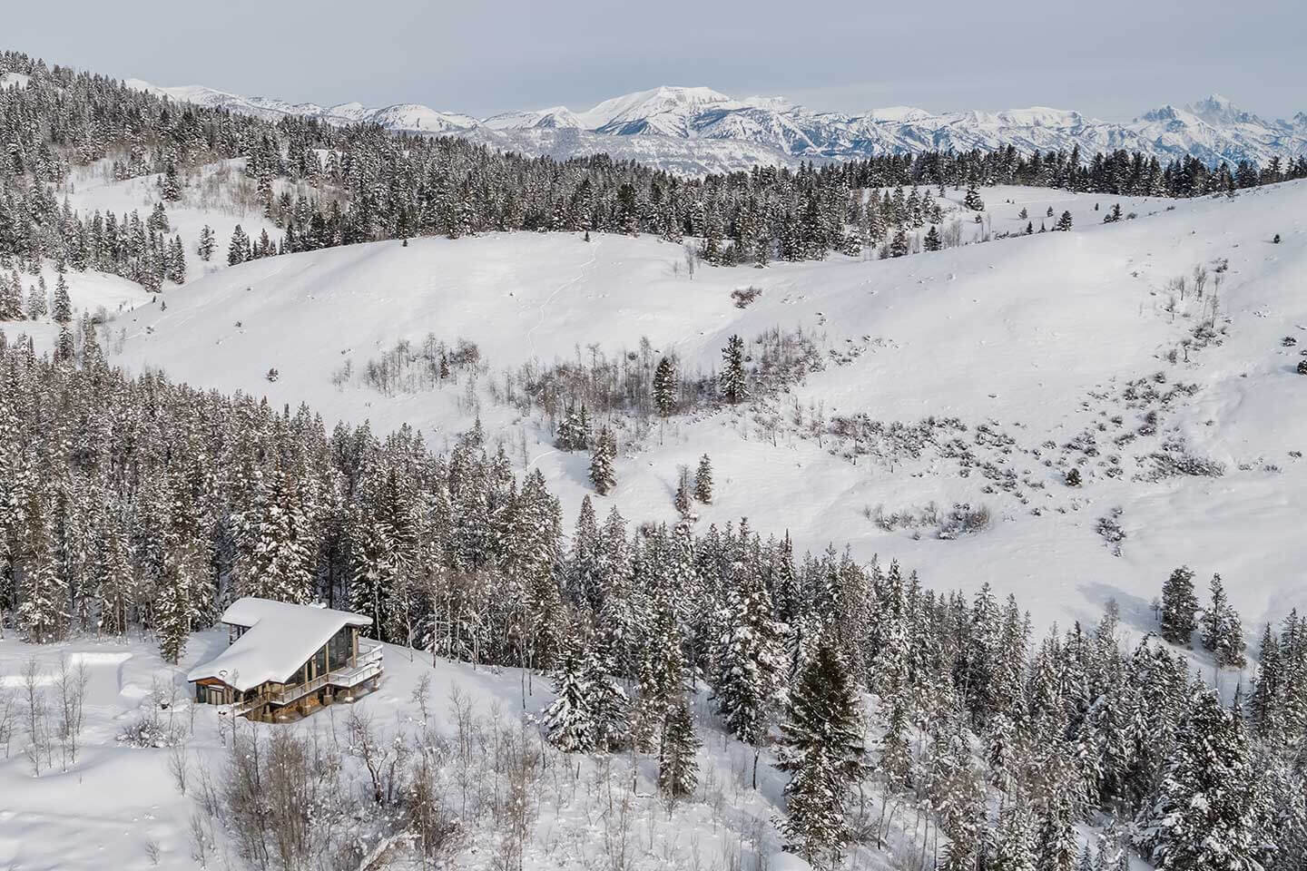 在广阔的雪景中的小木屋