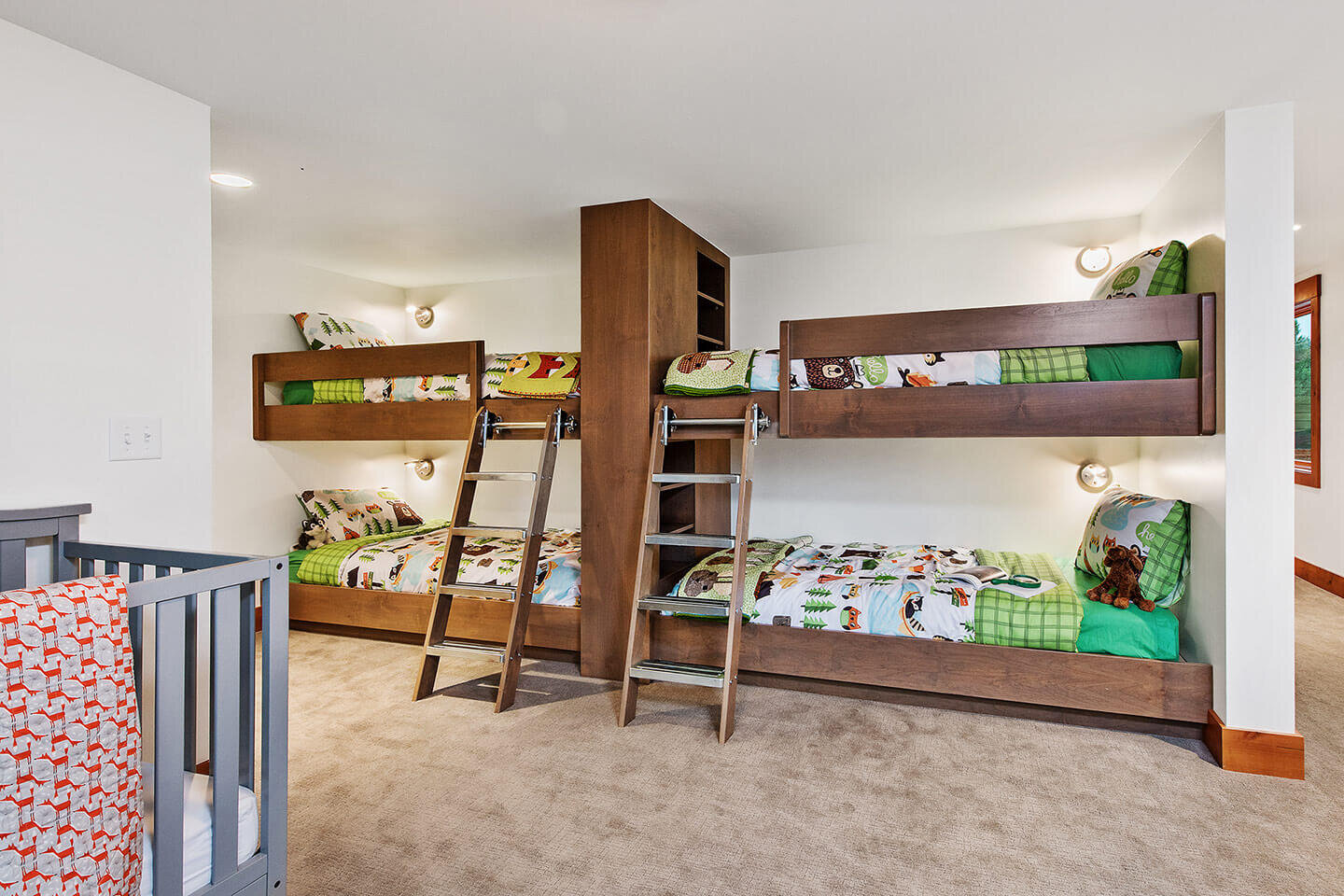 儿童卧室配有定制设计的双层床