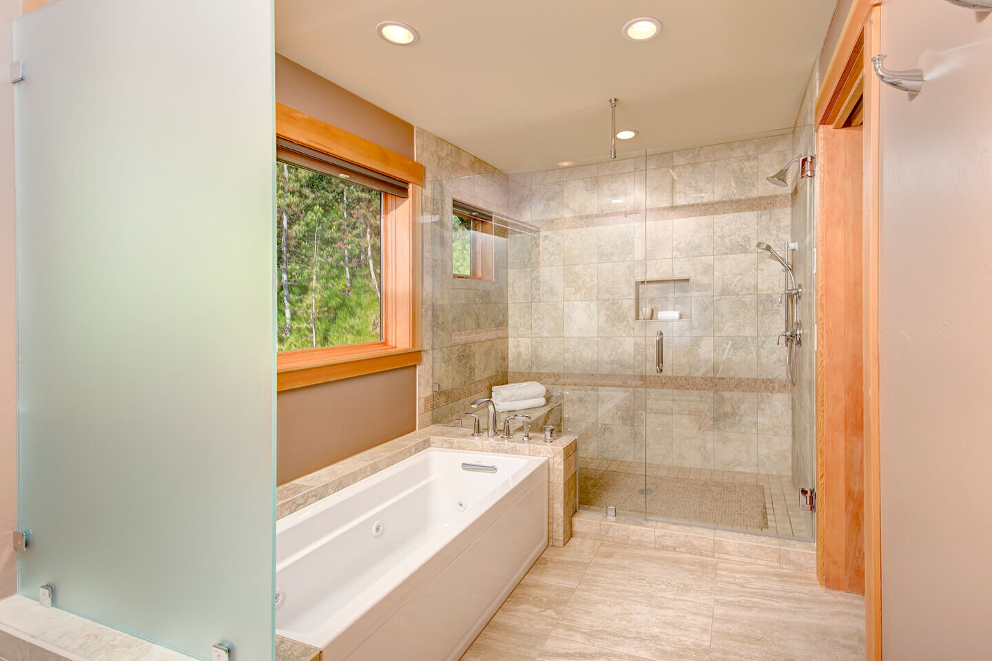 浴室采用石材和玻璃元素