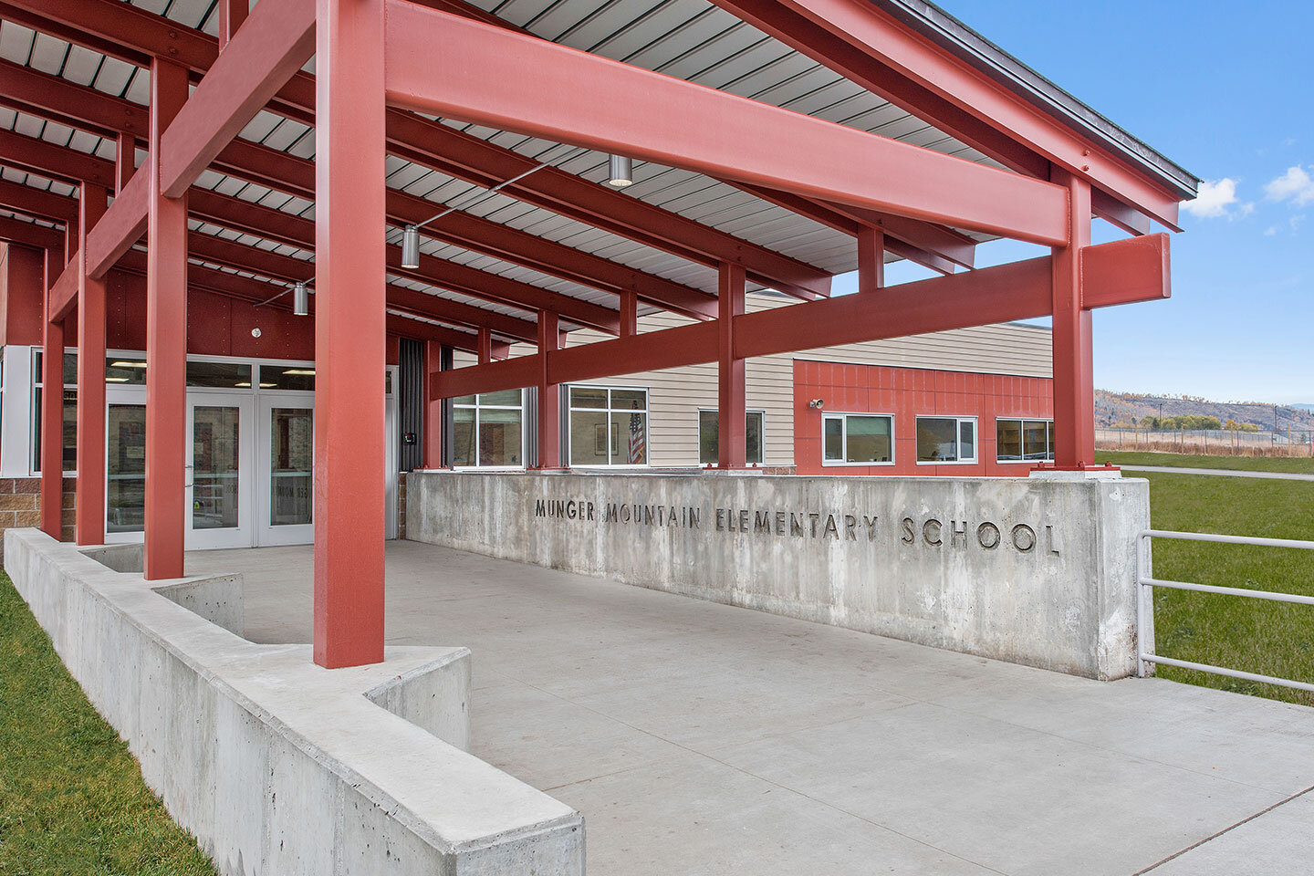 学校入口细节与学校名称浇铸混凝土