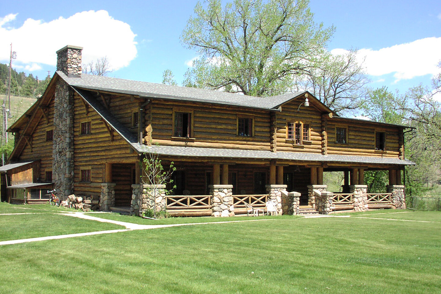 Ranch用木头和石头建造的主要小屋