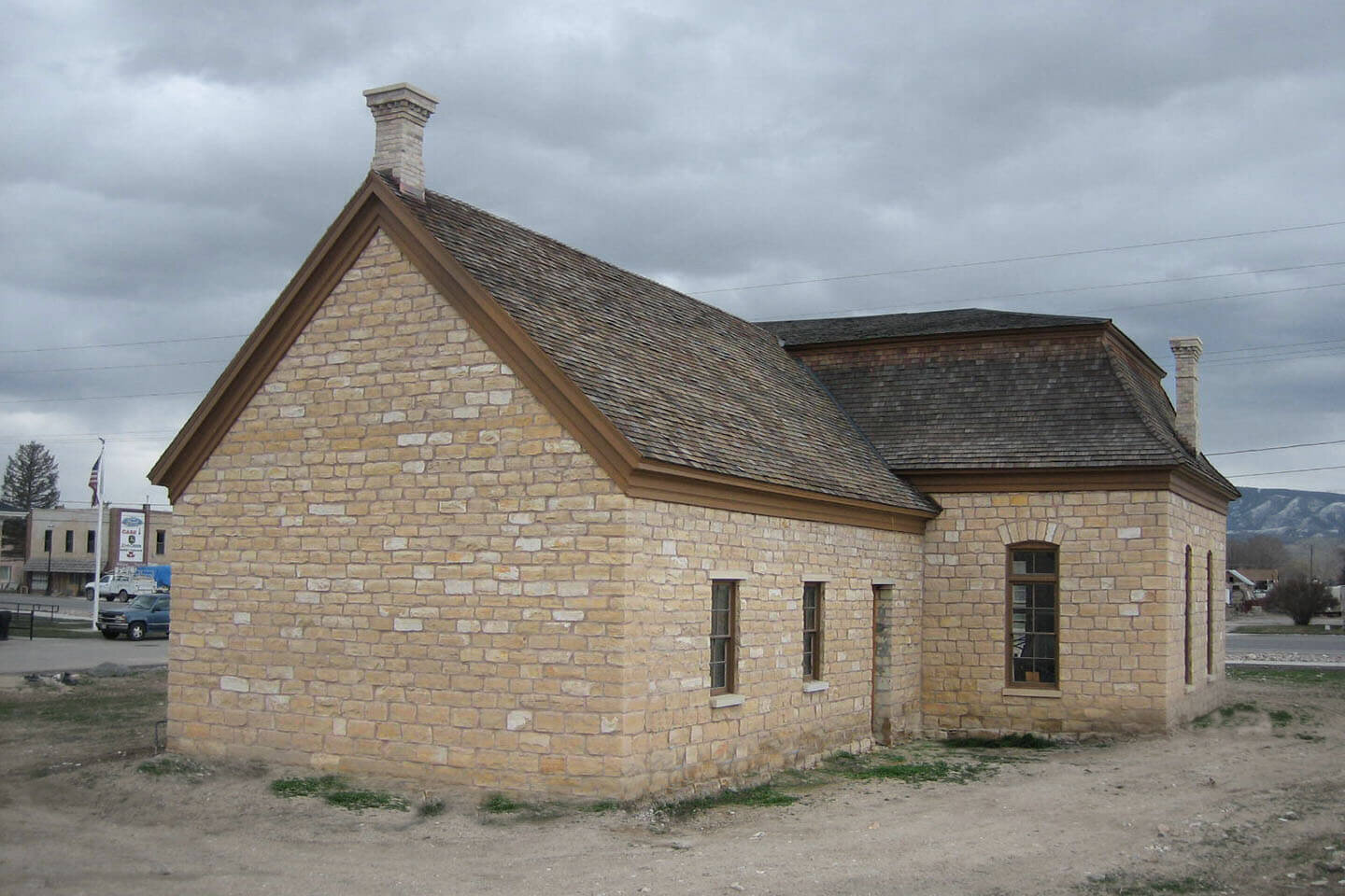 教堂用石灰石砖和瓦片屋顶建造
