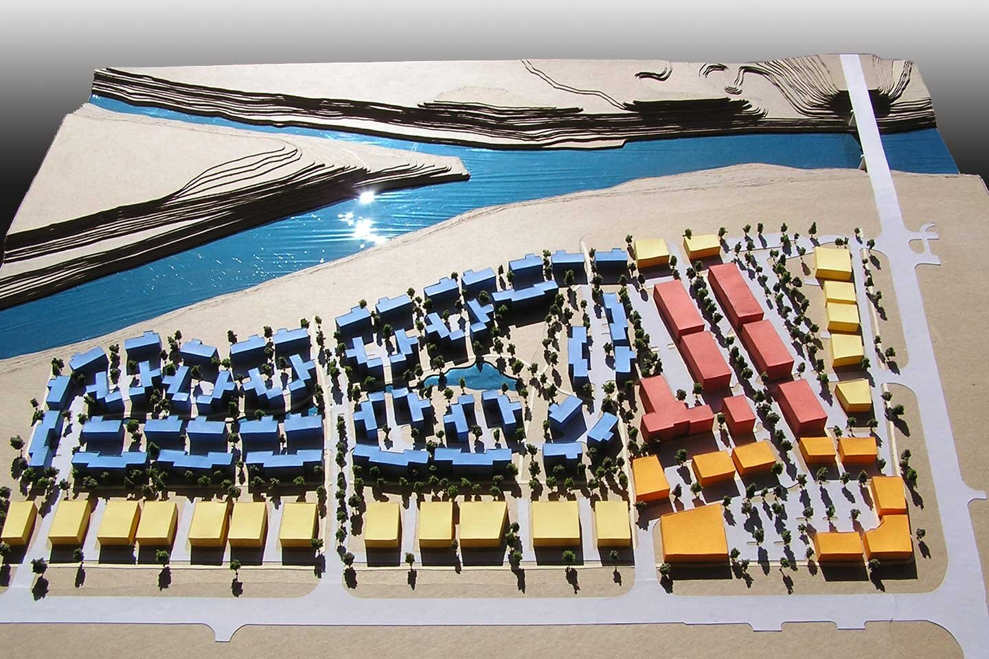 总体规划模型与河流和五颜六色的房子