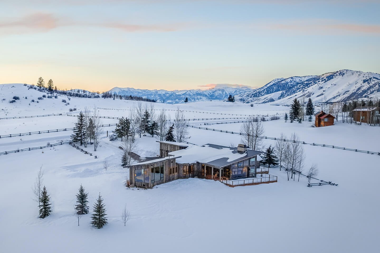 鸟瞰住宅与雪景