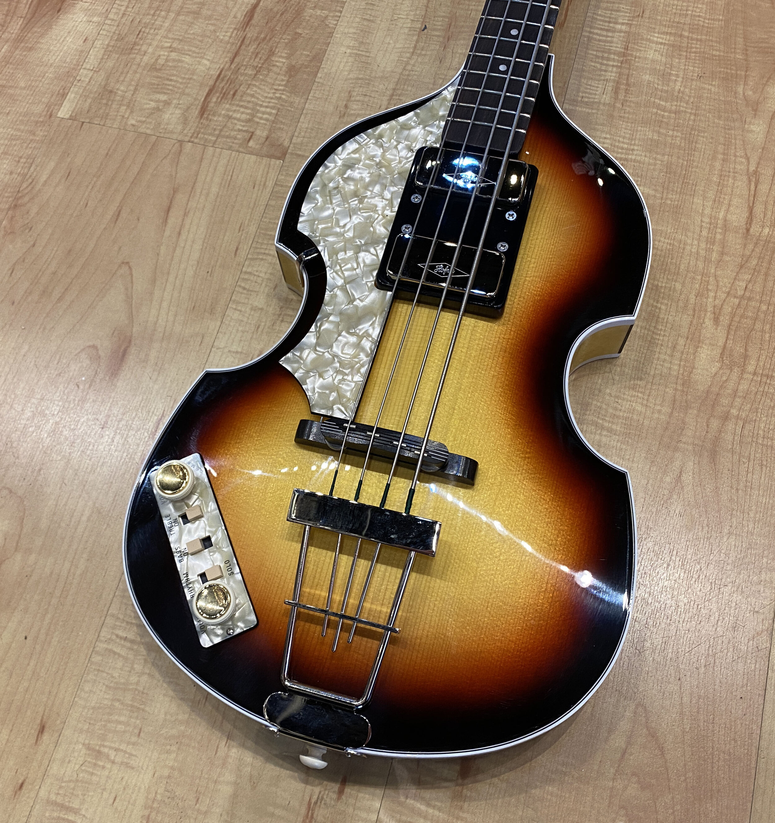 mus kupon Charmerende Hofner Limited Edition Fab Gear Revolution Beatle Bass 500/1-61-REV Model  (Lefty) — Andy Babiuk's Fab Gear