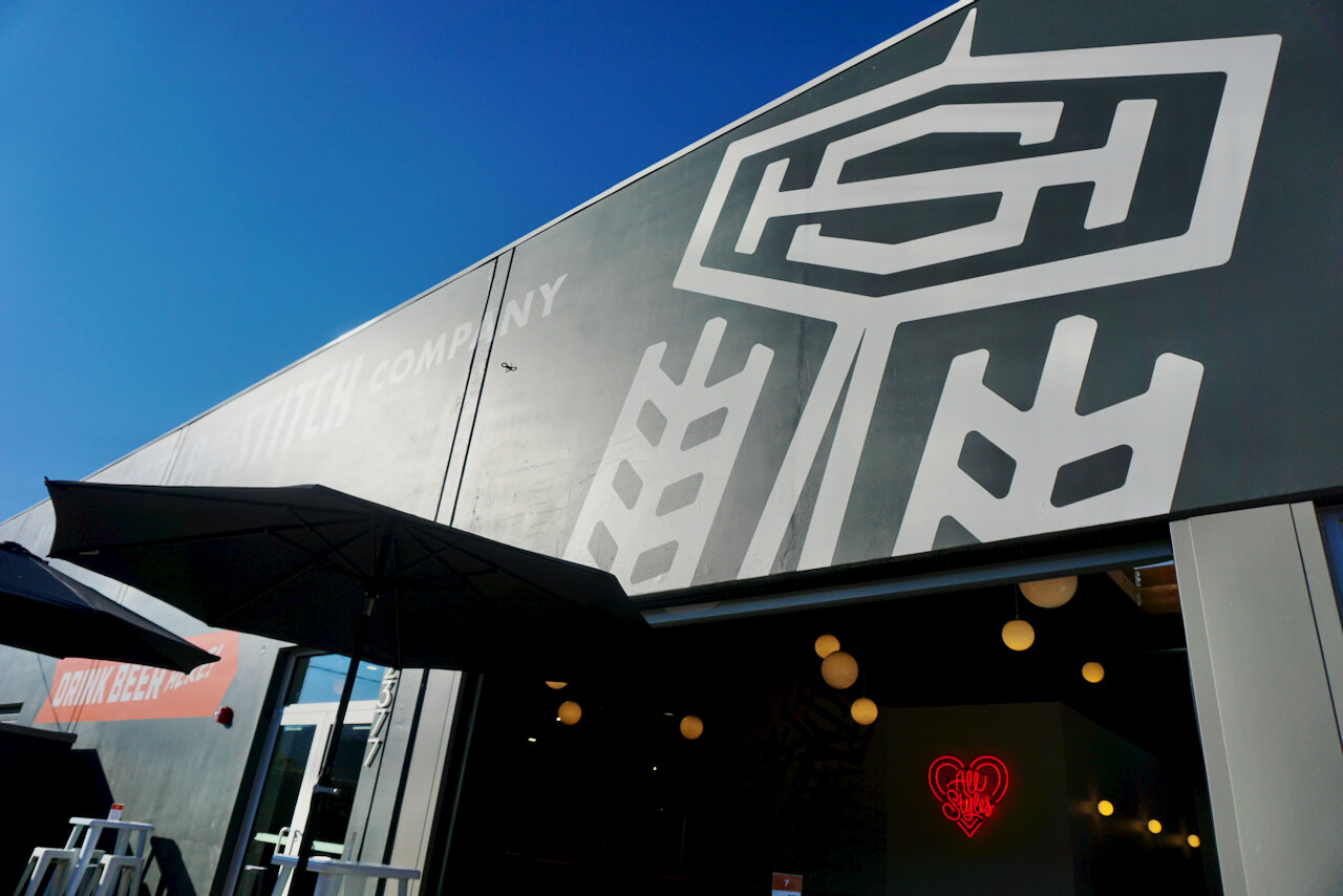 首先看看锤子& Stitch Brewing,波特兰大流行以来的第一家新啤酒厂