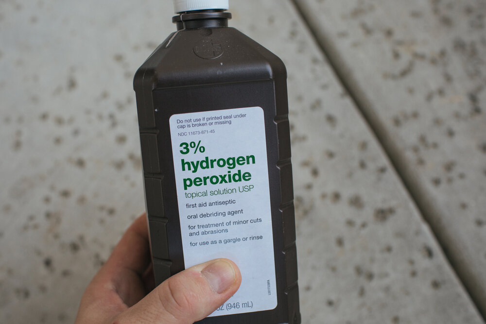 圣荷西, CA -四月二十二日, 2020年:接近3%的过氧化氢, 局部溶液USP在棕色的瓶子