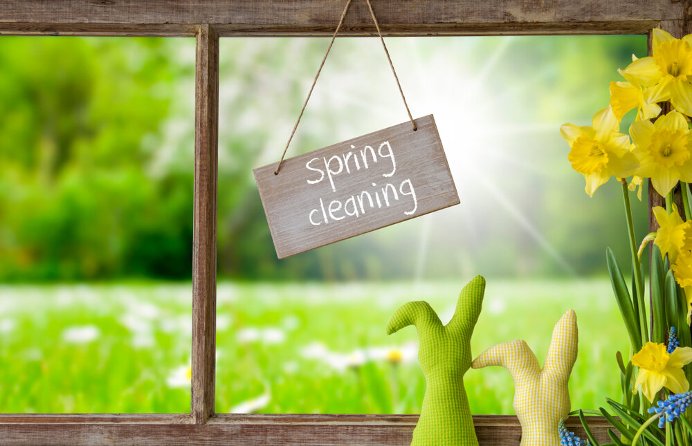 窗户，绿色草地，春季大扫除