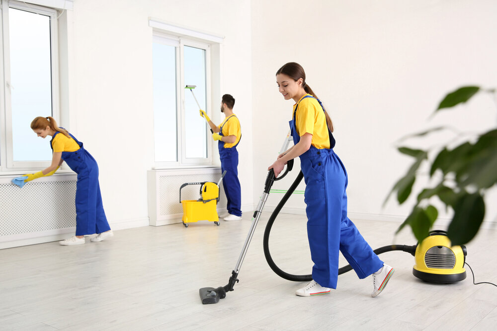 专业的保洁员队伍在打扫房间的制服