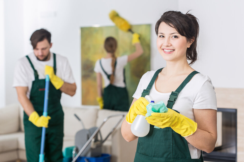 一群年轻的职业清洁工在肮脏的公寓辛勤工作