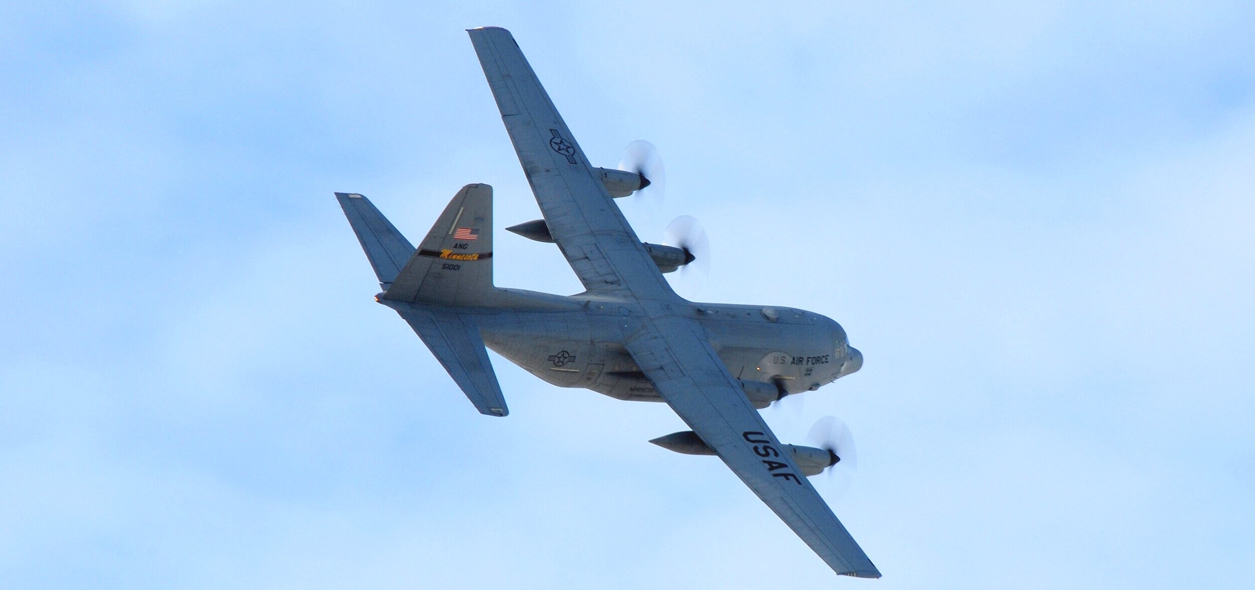 C-130_Hercules_of_the_133rd_Airlift_Wing_flying_over_Minneapolis_St._Paul_International_Airport.jpg