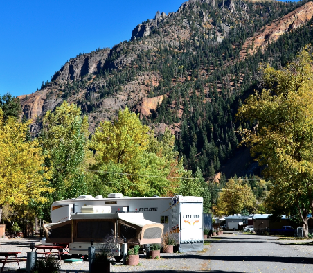 4J+1+1 RV Park & Campground with Campers in Photo