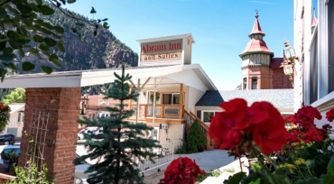 亚伯兰酒店 & 图片中有红花的套房