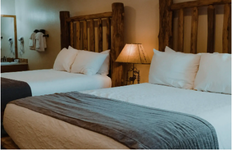 房间内的Ouray河畔度假酒店，小木屋 & Jeeps