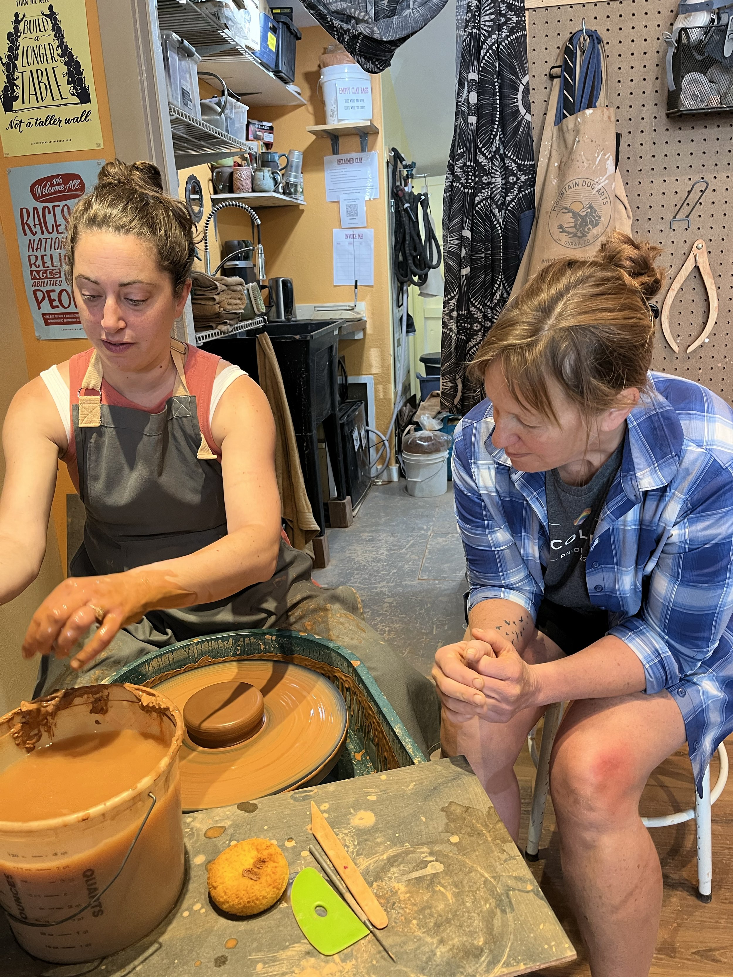 两个女孩在做陶器