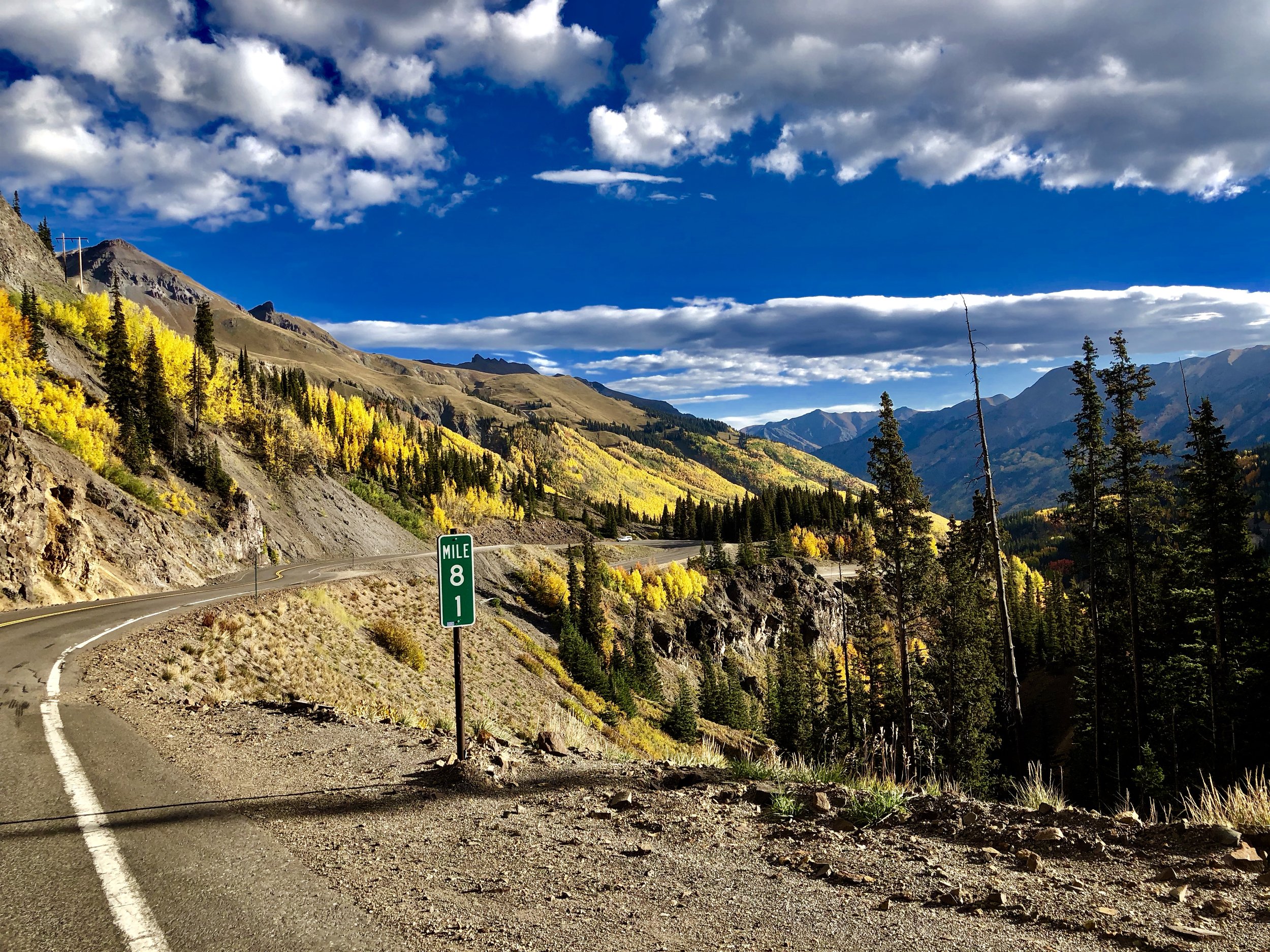 公路在山上的秋天