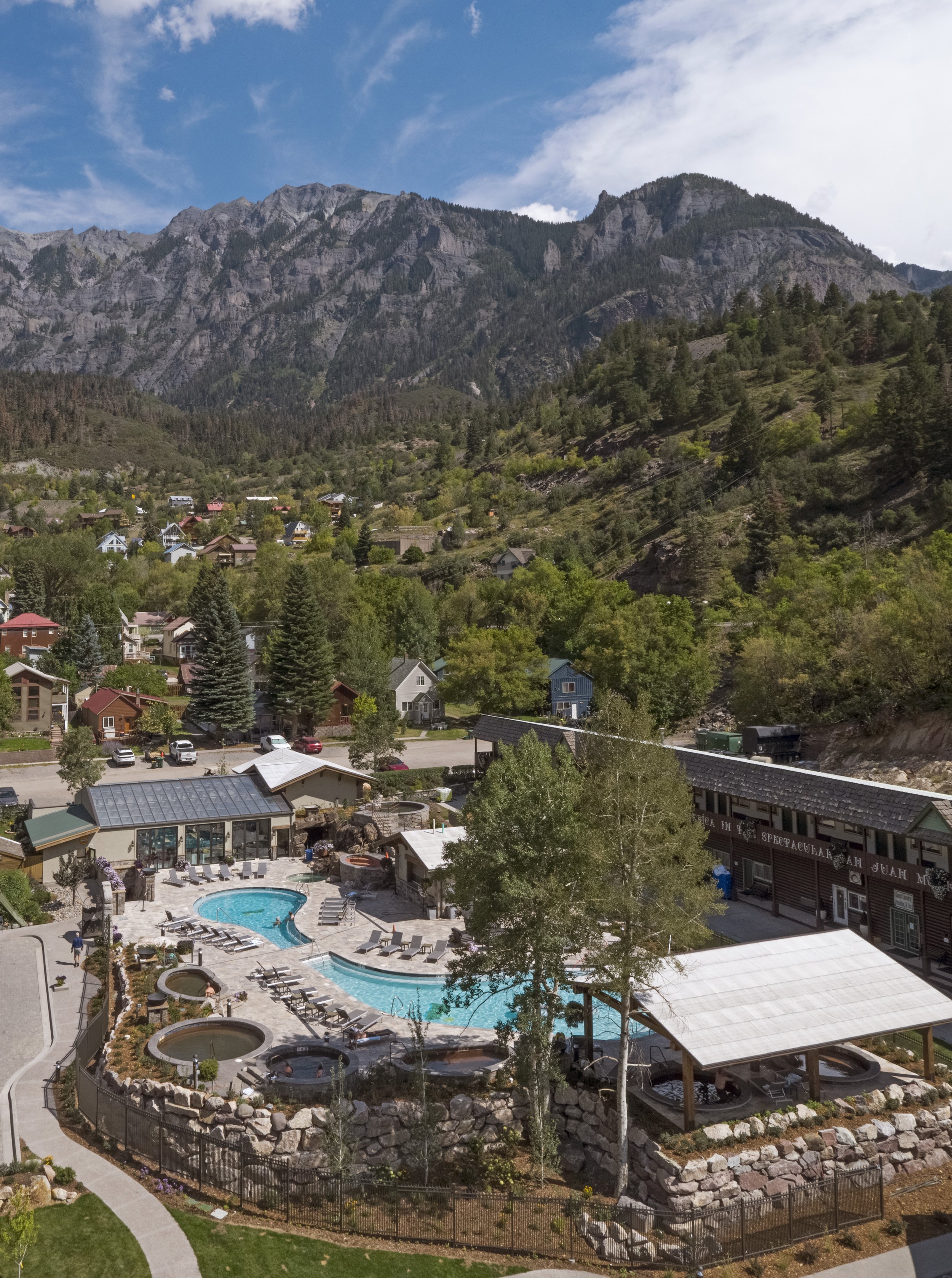 无人机拍摄的双峰旅馆和温泉