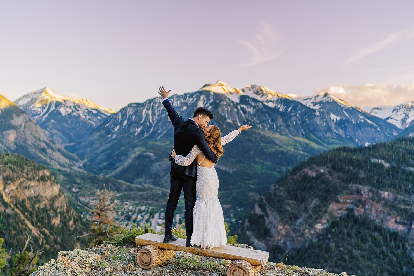 男人和妻子在山顶接吻