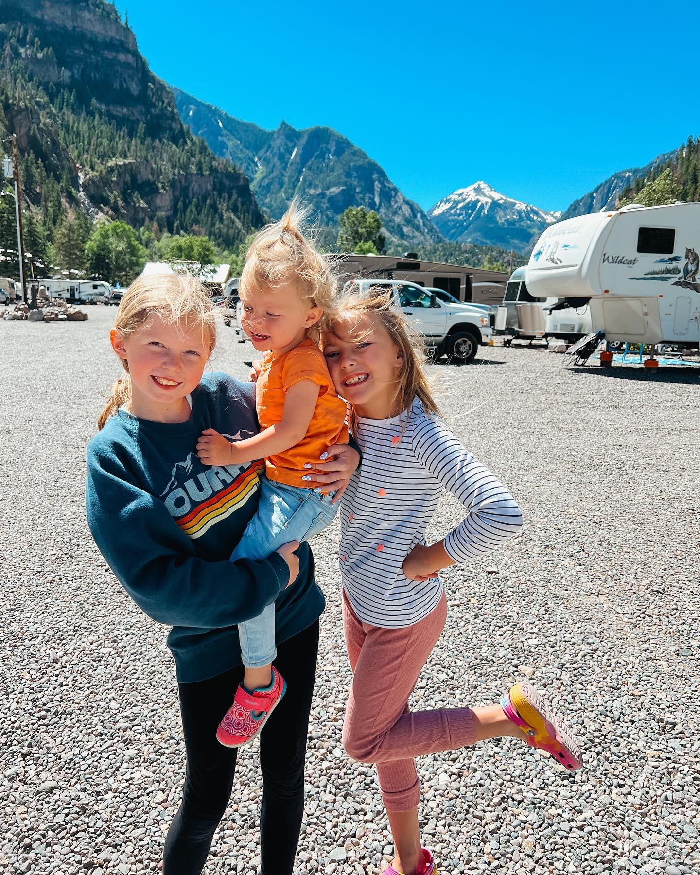 三个女孩在露营地