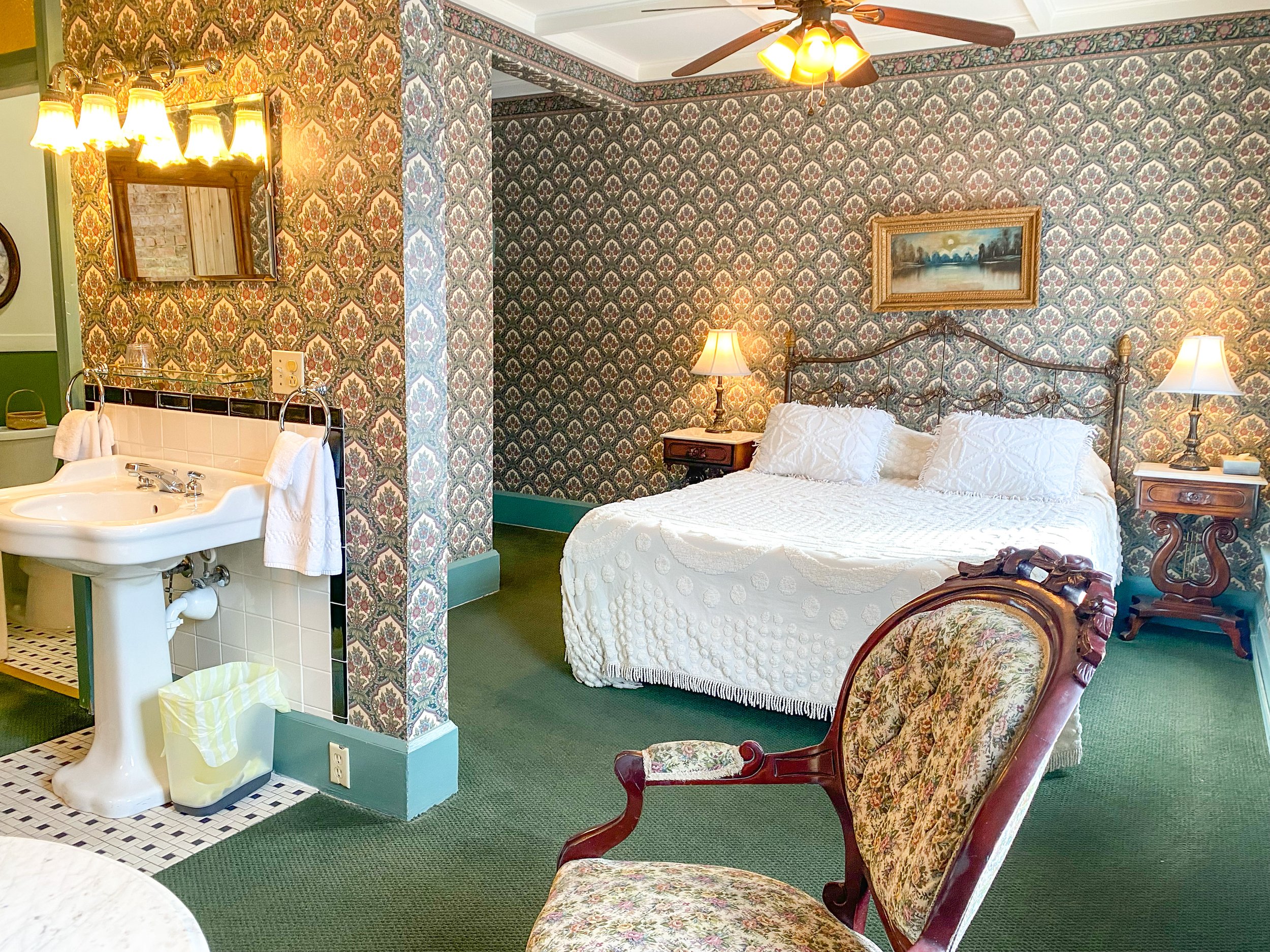 维多利亚风格的酒店房间，带床和水槽